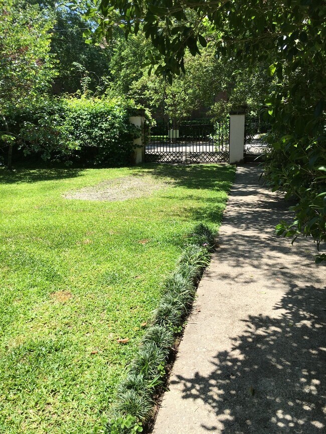 Building Photo - Charming Fully Furnished Garden CottageLlocated in South of Broad