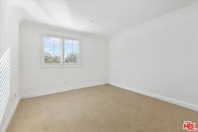 Building Photo - 261 S Reeves Dr