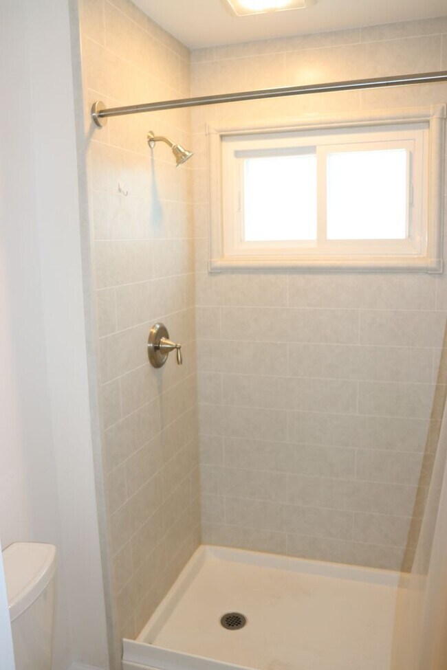 Building Photo - Evergreen 3 Bedroom