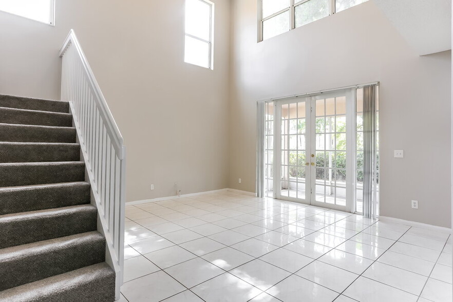 Building Photo - 15400 SW 51st Manor