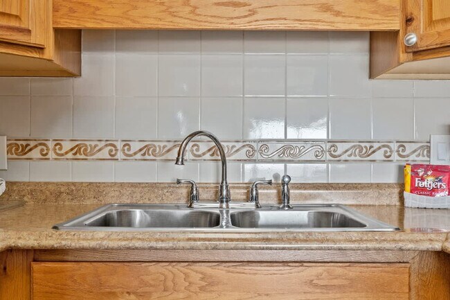 Building Photo - 8743 Thomas Dr