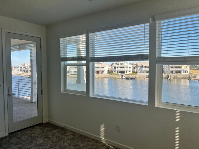 Building Photo - Waterfront Beauty