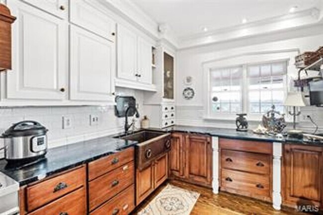 Building Photo - Beautiful 2 bedroom/ 2 bathroom apartment located right on Historic Main Street in St. Charles.