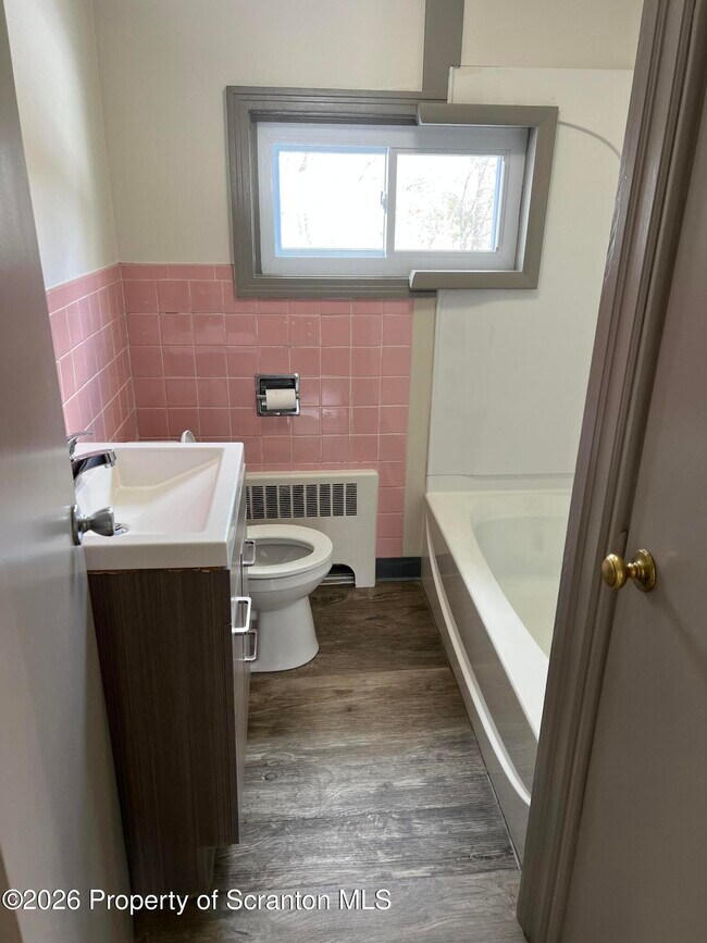 Building Photo - 214 Melrose Ave