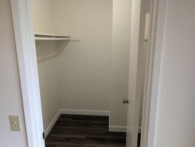 Building Photo - Completely remodeled and updated condo close to Fresno State, shopping and hwy 168