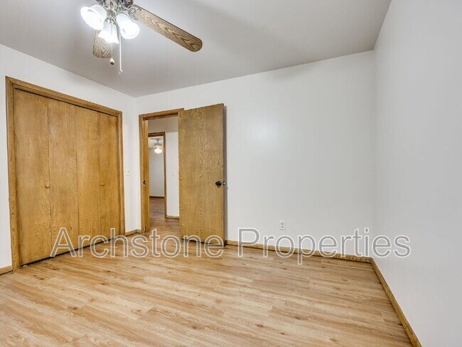 Building Photo - 3121 Lakeside Dr