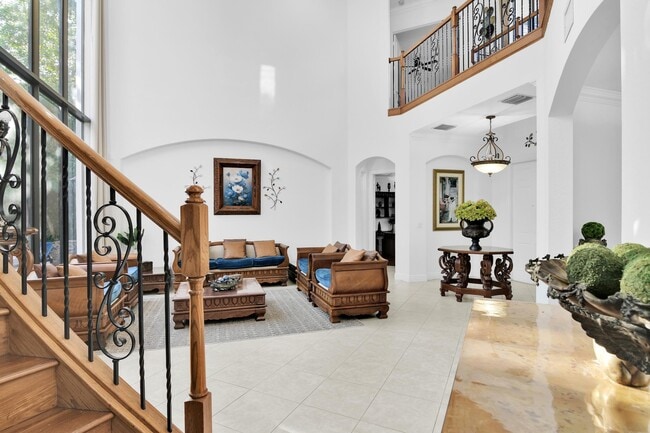 Building Photo - 10703 Versailles Blvd