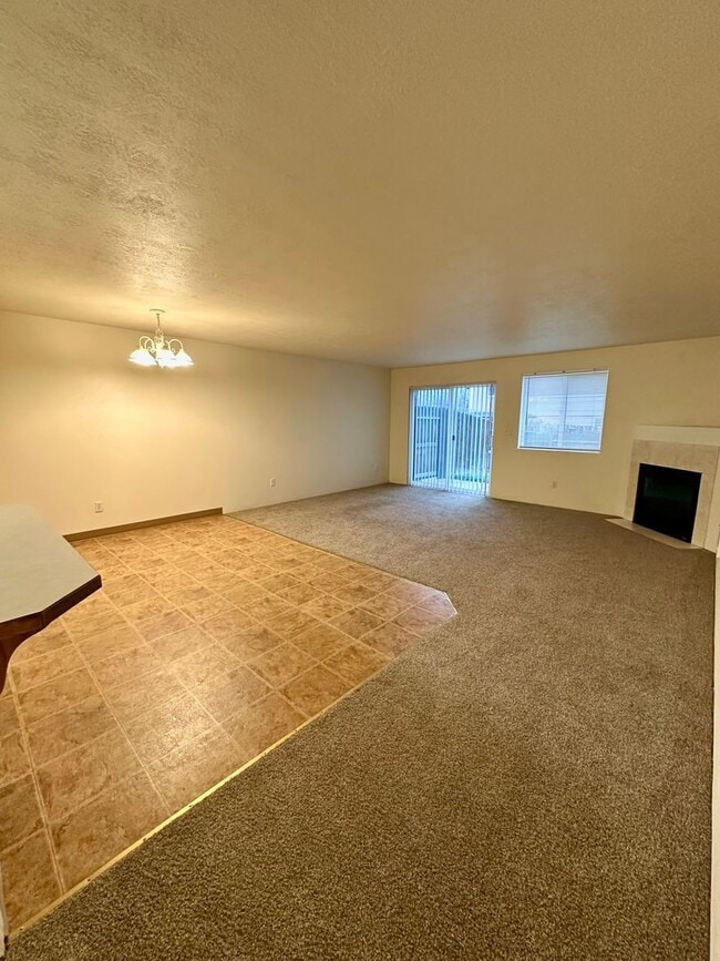 Building Photo - *** $1,000 OFF 1st Month *** Charming Duplex in Redmond, OR! 611 NE Larch!