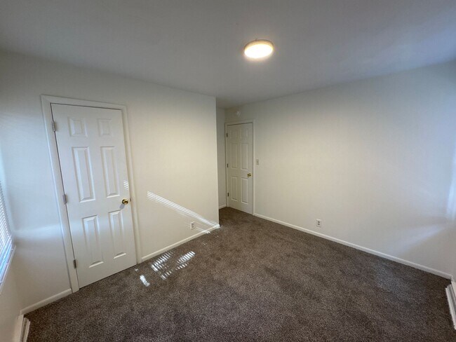 Building Photo - Southwest 3 Bedroom with Unfinished Basement! $1150