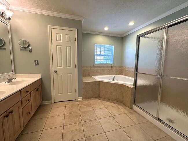 Building Photo - Gorgeous 6-Bedroom 3.5-Bath Colonial in Ma...