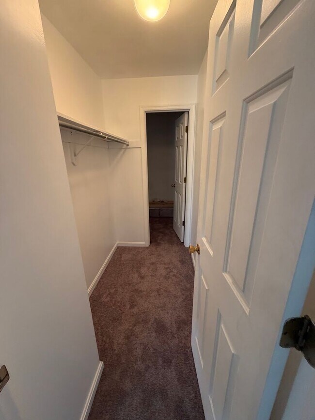 Building Photo - 3 Bedroom Seven Oaks Condo