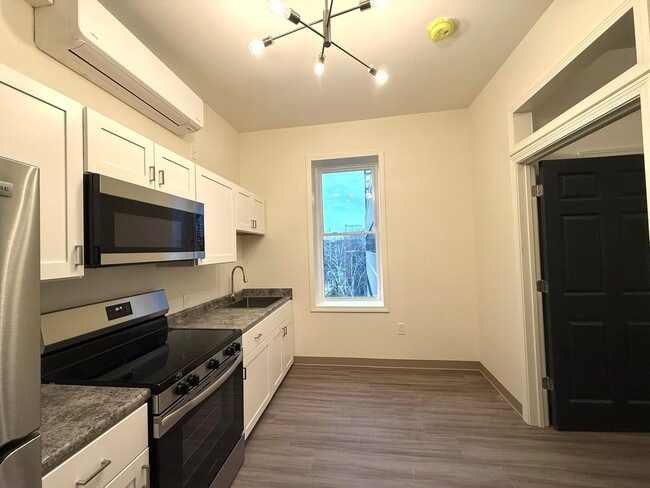 Building Photo - 1138 Elm St