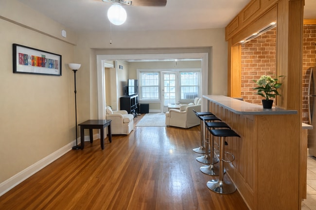 Building Photo - FULLY Furnished Plaza Condo