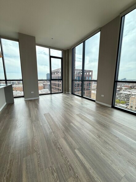 Building Photo - 917 W Washington Blvd