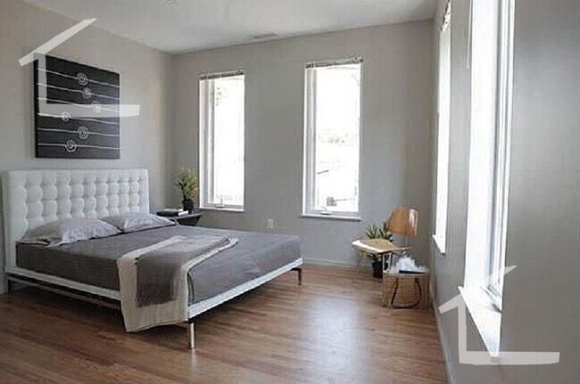 Building Photo - Nicely gut renovated 5 bed townhouse with all the extras!