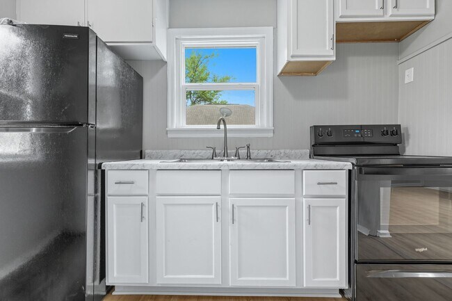 Building Photo - Charming 2-Bedroom Home – Recently Remodeled in Indianapolis Available NOW!