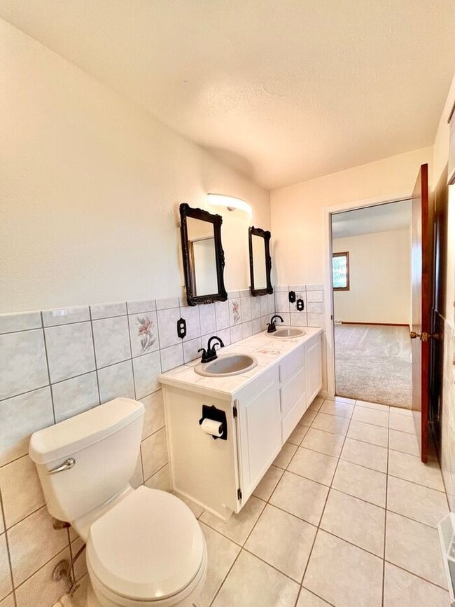 Building Photo - Gorgeous Private Home with Views!