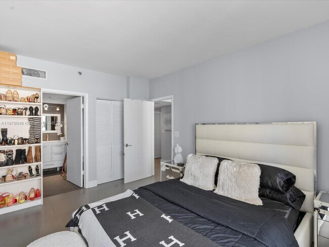 Building Photo - 540 Brickell Key Dr