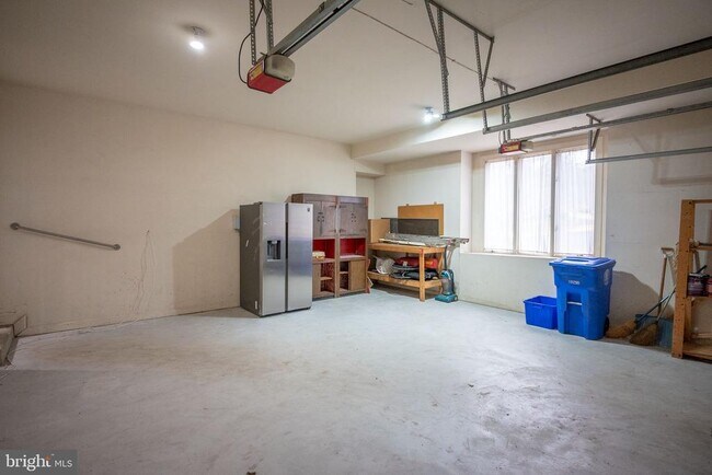 Building Photo - 9700 Grenadier Ct