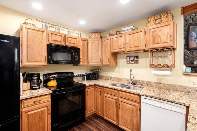 Building Photo - Price Reduced– Winter Seasonal Lease, Available Now through the end of May. Furnished with Utilit...