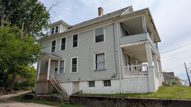 Building Photo - 8th St Triplex