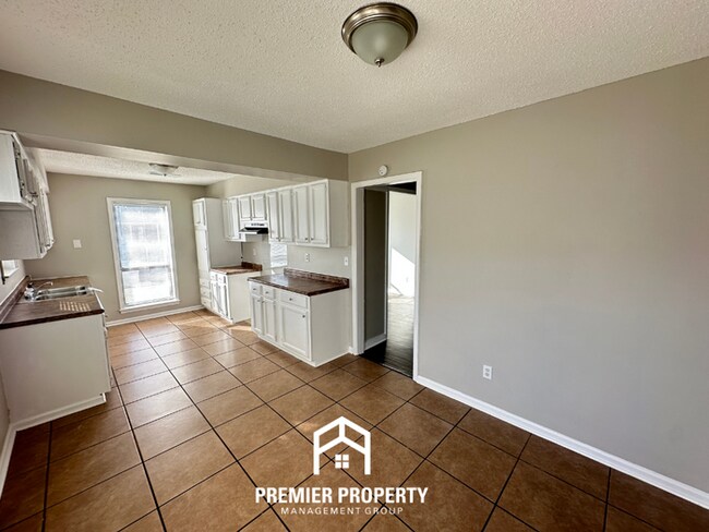 Building Photo - Charming 3 Bedroom Home for Rent in Memphis | High Ceilings, Fireplace & Fenced Yard