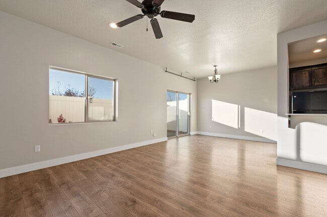 Building Photo - ** Move-In Bonus!** 3 Bed 2.5 Bath Townhom...