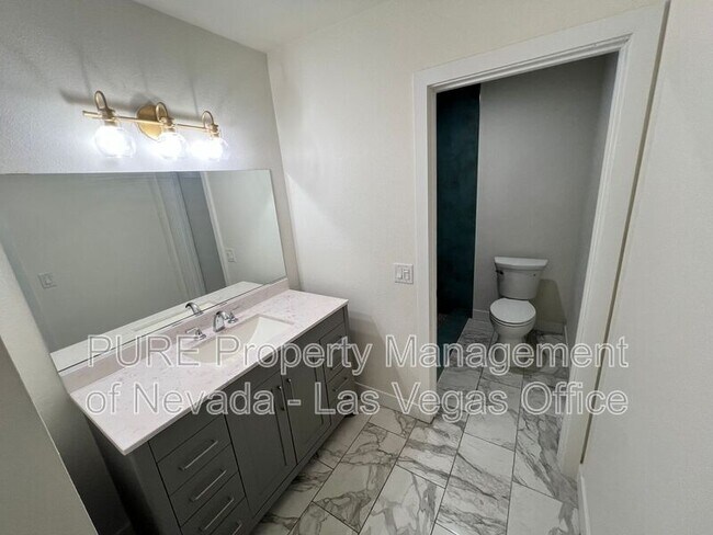 Building Photo - 1405 E Vegas Valley Dr