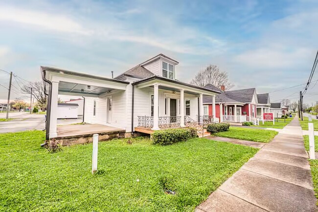 Building Photo - Charming 2 Bedroom 1 Bath Home
