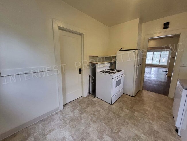 Building Photo - *1/2 OFF 1ST MONTH'S RENT PROMO* 2 Bedroom...