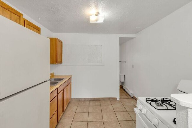 Building Photo - Bright Downtown Studio Apartment