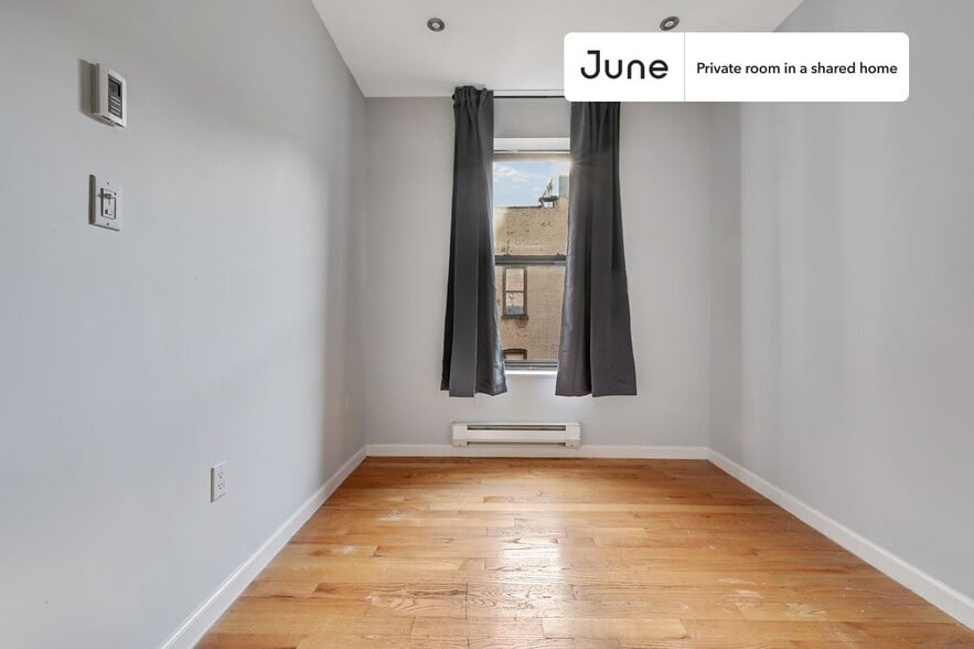 Building Photo - Room in Shared 4 bed/1.5 bath home