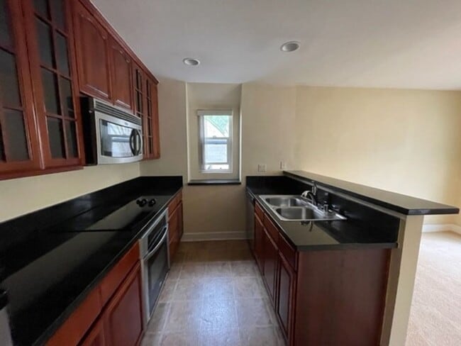 Building Photo - 2 bedroom, 2 bath top floor condo in La Jolla