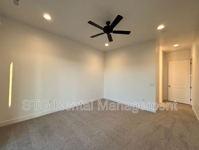 Building Photo - 2916 E Snowberry Dr