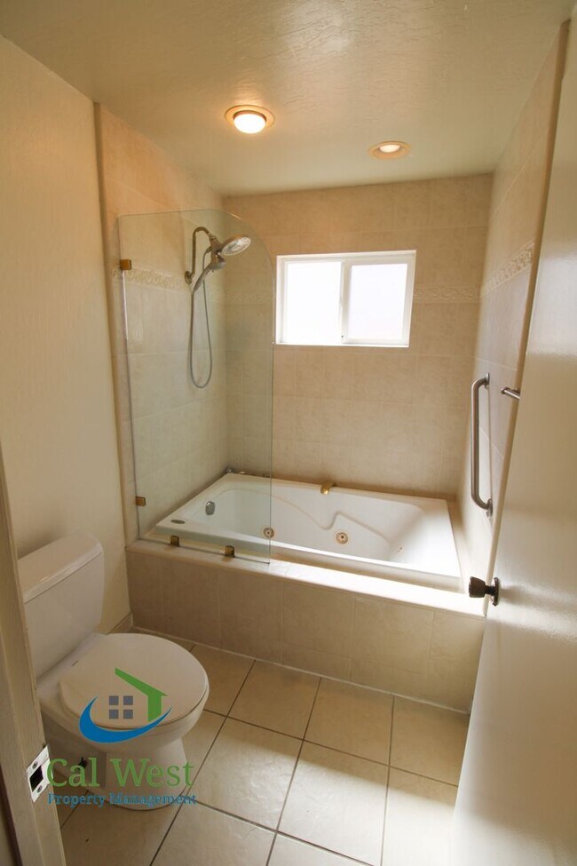 Building Photo - $4095 - 4 Bed/2 Bath 1933 sqft single stor...