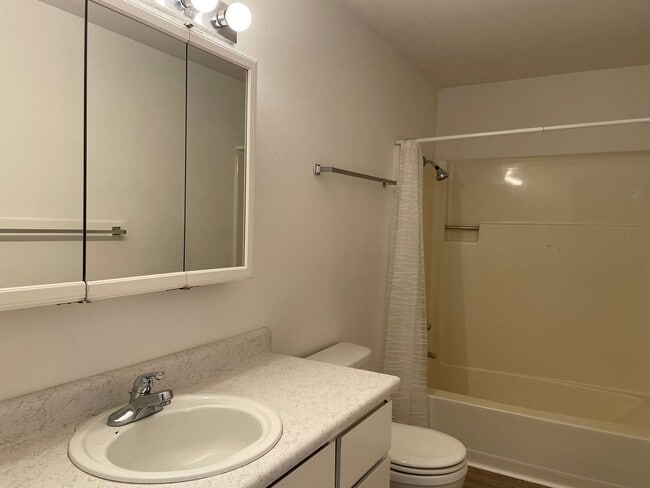 Building Photo - Very Nice 3 Bedroom 2 bath Home-Fully fenc...