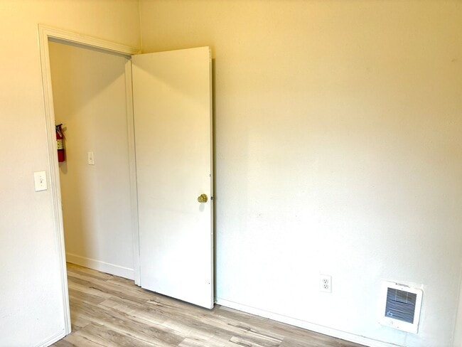 Building Photo - ANDRT01