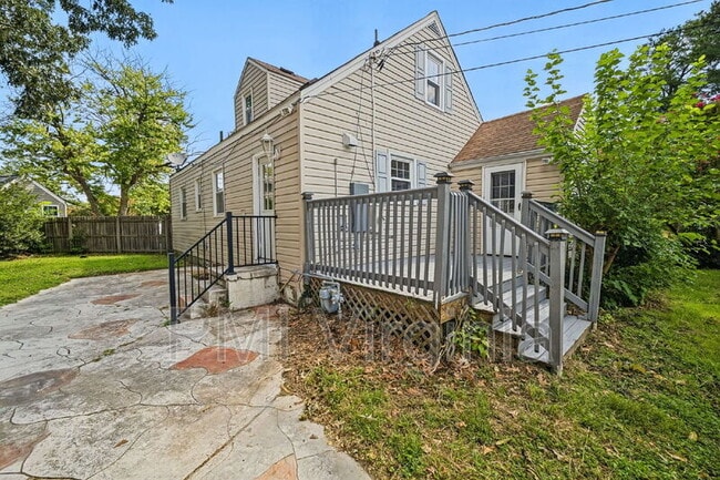 Building Photo - 2312 Calvin Ave