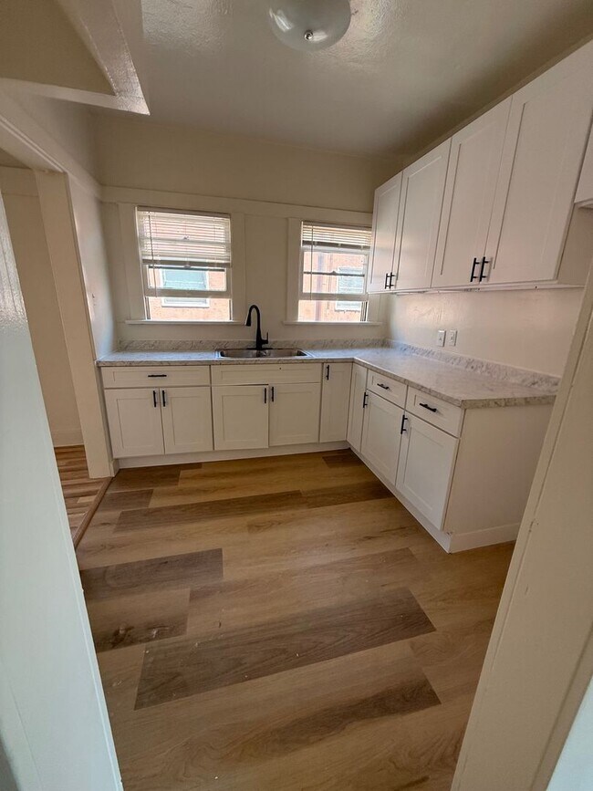 Building Photo - *Available Now! 1 Bedroom Apartment Walkin...