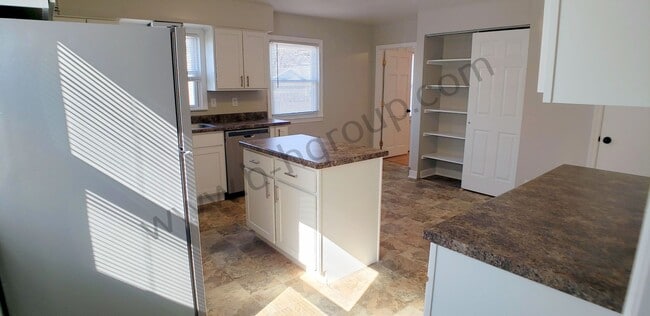 Building Photo - New Listing!