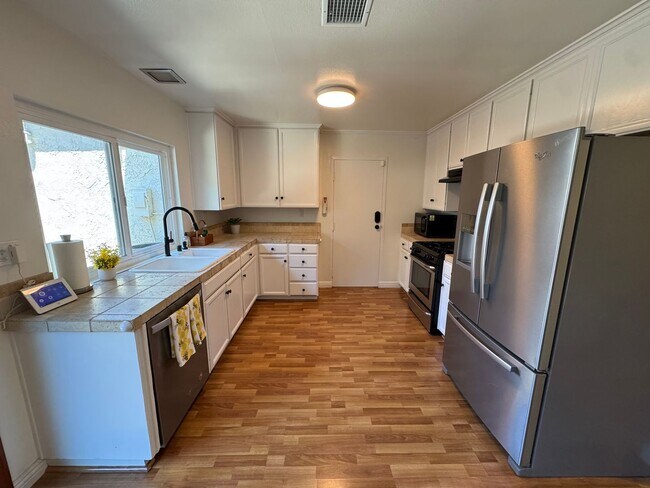 Building Photo - Light-Filled 3-Bedroom Home in Desirable Agoura Hills Community