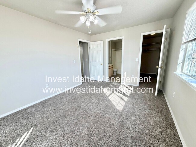 Building Photo - Avenger Lane