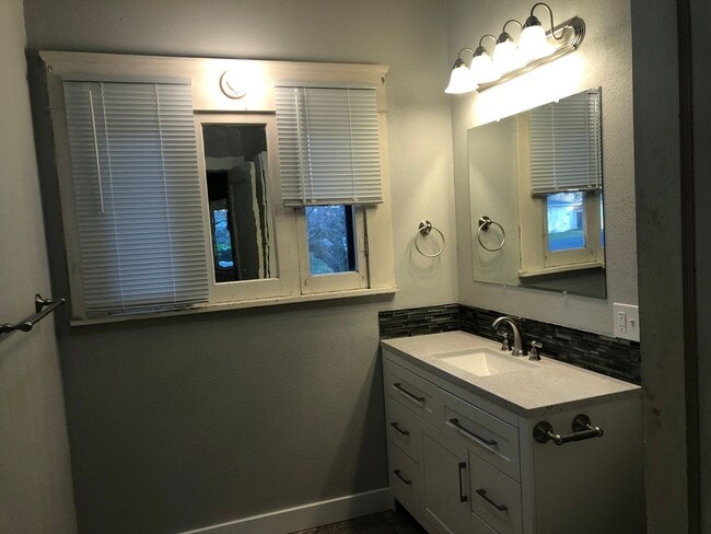 Building Photo - Large 4 bed/2 bath Farm House on River Rd. MOVE IN SPECIAL!