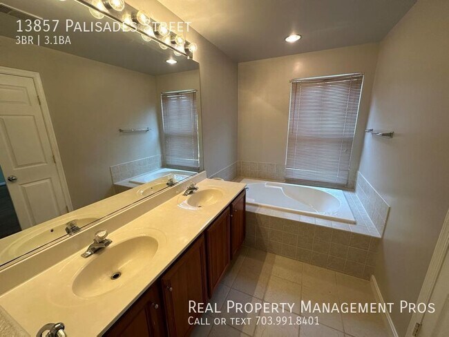 Building Photo - 13857 Palisades St