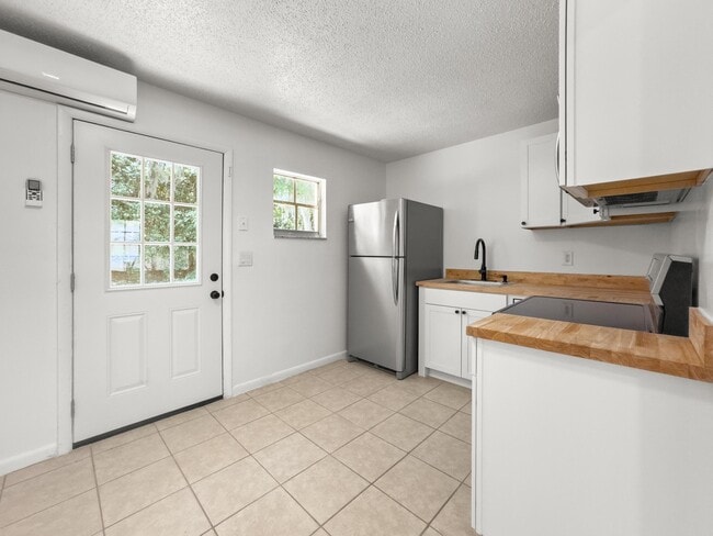 Building Photo - 403 NE 26th Ct