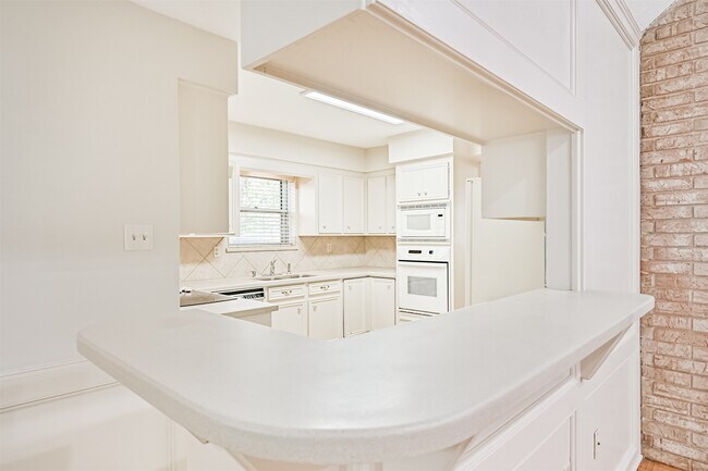 Building Photo - 2005 La Salle Ln