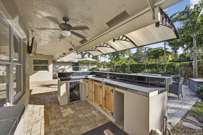 Building Photo - 11646 63rd Ln N