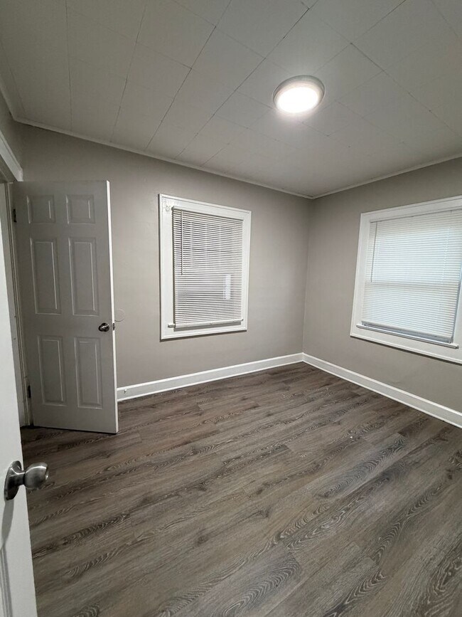 Building Photo - Welcome to this charming 2-bedroom, 1-bathroom single-family home located in the heart of Indiana...