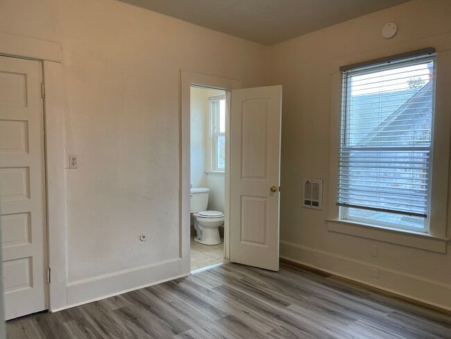 Building Photo - Newly Updated 1 Bedroom 1 Bathroom-Upstair...