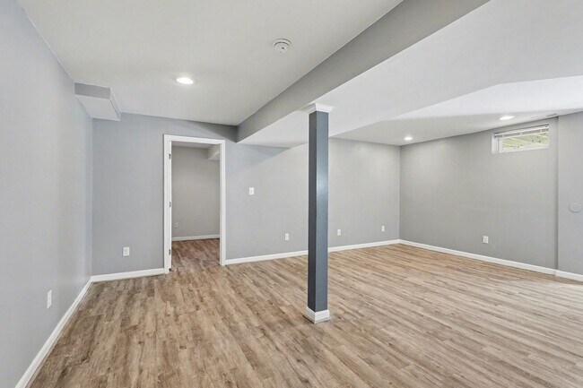 Building Photo - Spacious 5-Bedroom Fredericksburg Home with Flexible Living & Over 3,500 Sq Ft